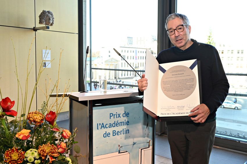Didier Eribon mit der Urkunde zum Prix de l'Académie de Berlin 2024