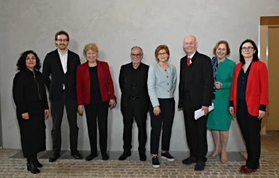 Das Bild zeigt acht Personen, die bei der Lecture 2024 aktiv waren. V.l.n.r.: Zoha Khaleghi, David Haag, Gesine Schwan, Carlos Moreno, Susanne Moebus, Detlev Ganten, Patricia Oster-Stierle, Anna Hofmann.