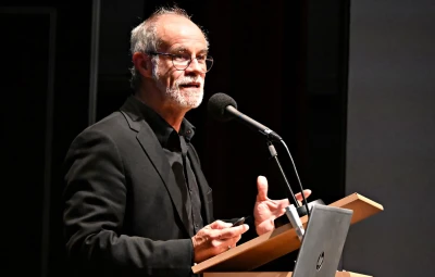 Das Bild zeigt Prof. Carlos Moreno am Rednerpult während der Lecture 2024.