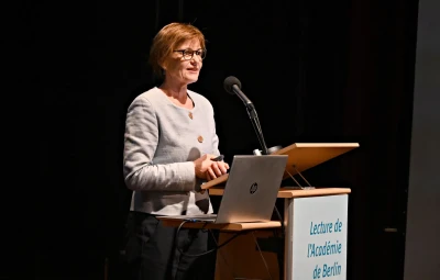 Das Bild zeigt Prof. Susanne Moebus am Rednerpult, während der Lecture 2024.