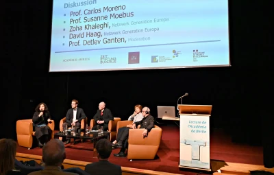 Das Foto zeigt die Podiumsdiskussion während der Lecture. Zu sehen sind: Zoha Khaleghi, David Haag, Detlev Ganten, Susanne Moebus, Carlos Moreno.