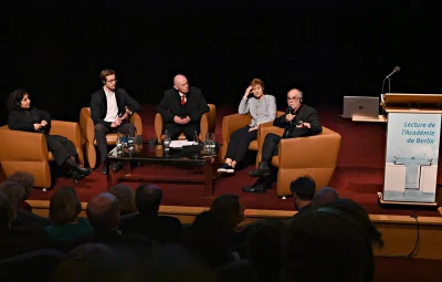 Das Foto zeigt die Podiumsdiskussion während der Lecture. Zu sehen sind: Zoha Khaleghi, David Haag, Detlev Ganten, Susanne Moebus, Carlos Moreno.